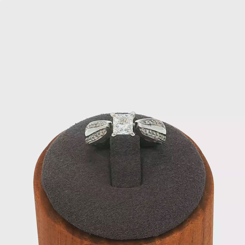 Valgest kullast teemantiga kihlasõrmus laia harulise pavée-sõrmuseosaga