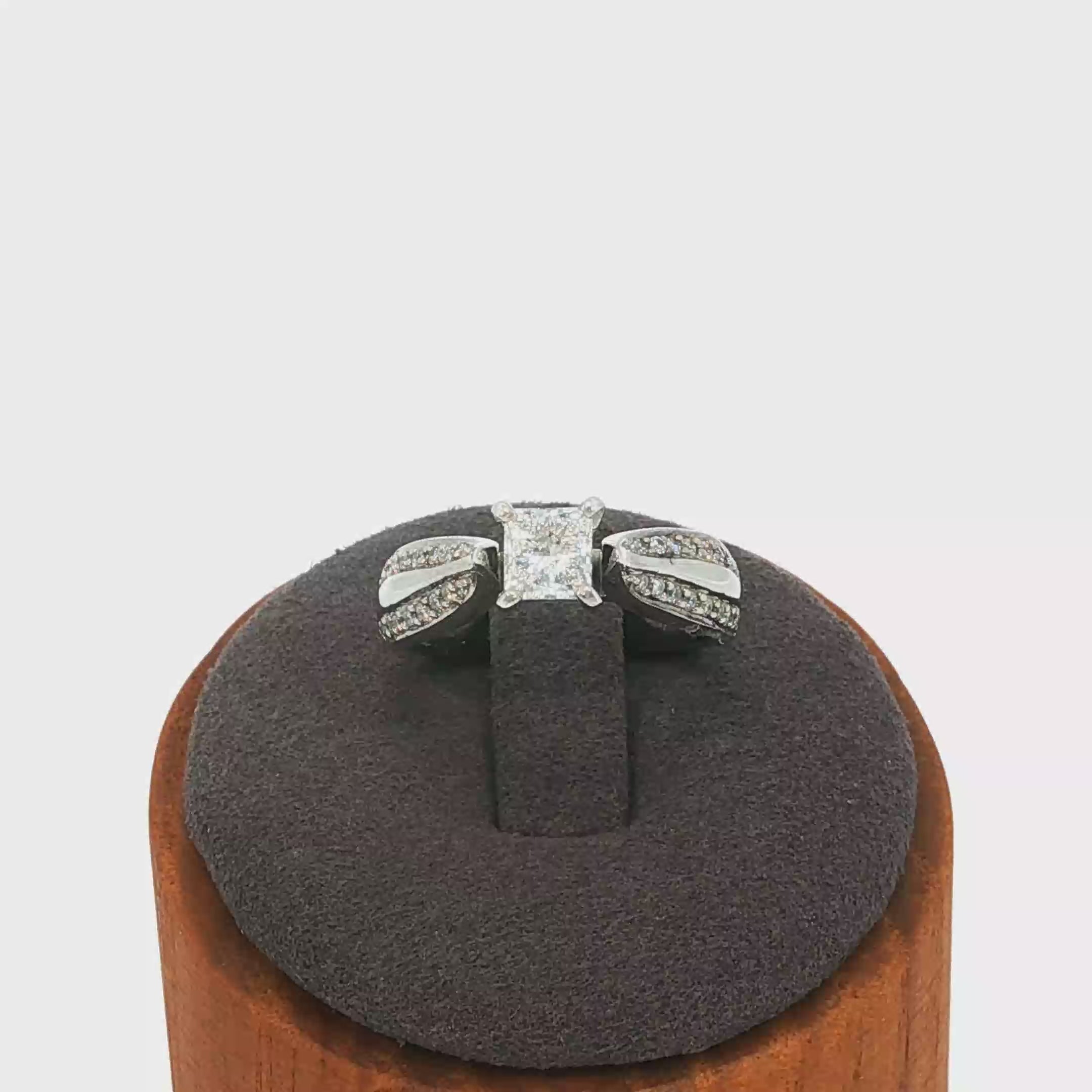 Valgest kullast teemantiga kihlasõrmus laia harulise pavée-sõrmuseosaga